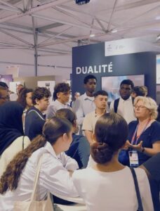Photo des lycéens au Salon du Bourget, projet de la Fondation de l'Espace