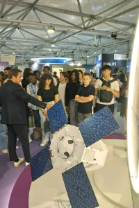 À l’occasion du Salon du Bourget 2025, plus de 1 800 élèves de seconde ont ainsi pu vivre une semaine d’immersion exceptionnelle dans l’écosystème spatial. Rencontres avec des chercheurs, visites de stands, échanges avec des acteurs du secteur : autant de moments qui ont permis à ces jeunes de découvrir des métiers, des savoirs et des passions auxquels ils n’auraient pas eu accès autrement. Pour la FONDATION DE L’ESPACE, c’est une conviction forte : le spatial doit être un levier d’égalité des chances et d’inspiration pour toutes et tous.
