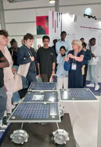 À l’occasion du Salon du Bourget 2025, plus de 1 800 élèves de seconde ont ainsi pu vivre une semaine d’immersion exceptionnelle dans l’écosystème spatial. Rencontres avec des chercheurs, visites de stands, échanges avec des acteurs du secteur : autant de moments qui ont permis à ces jeunes de découvrir des métiers, des savoirs et des passions auxquels ils n’auraient pas eu accès autrement. Pour la FONDATION DE L’ESPACE, c’est une conviction forte : le spatial doit être un levier d’égalité des chances et d’inspiration pour toutes et tous.